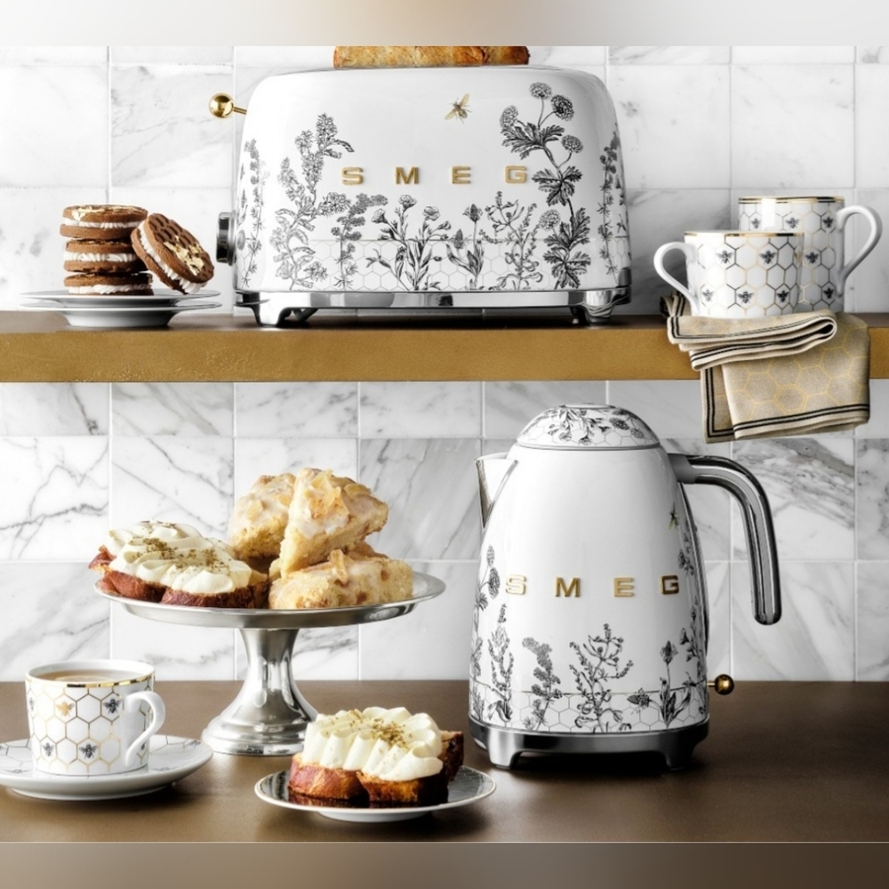 BESTSELLER SMEG Honeycomb Electric Kettle - Picture 9 of 15